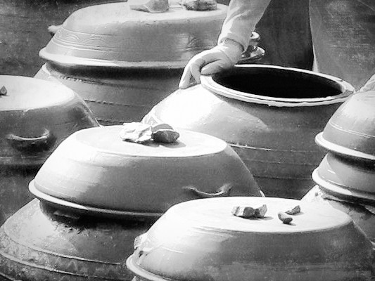 1975年，韓國曾發生過一起慘無人道的分屍案，兇手變態的作案手法令人毛骨悚然，因為他將屍體切塊後，醃入了泡菜甕

